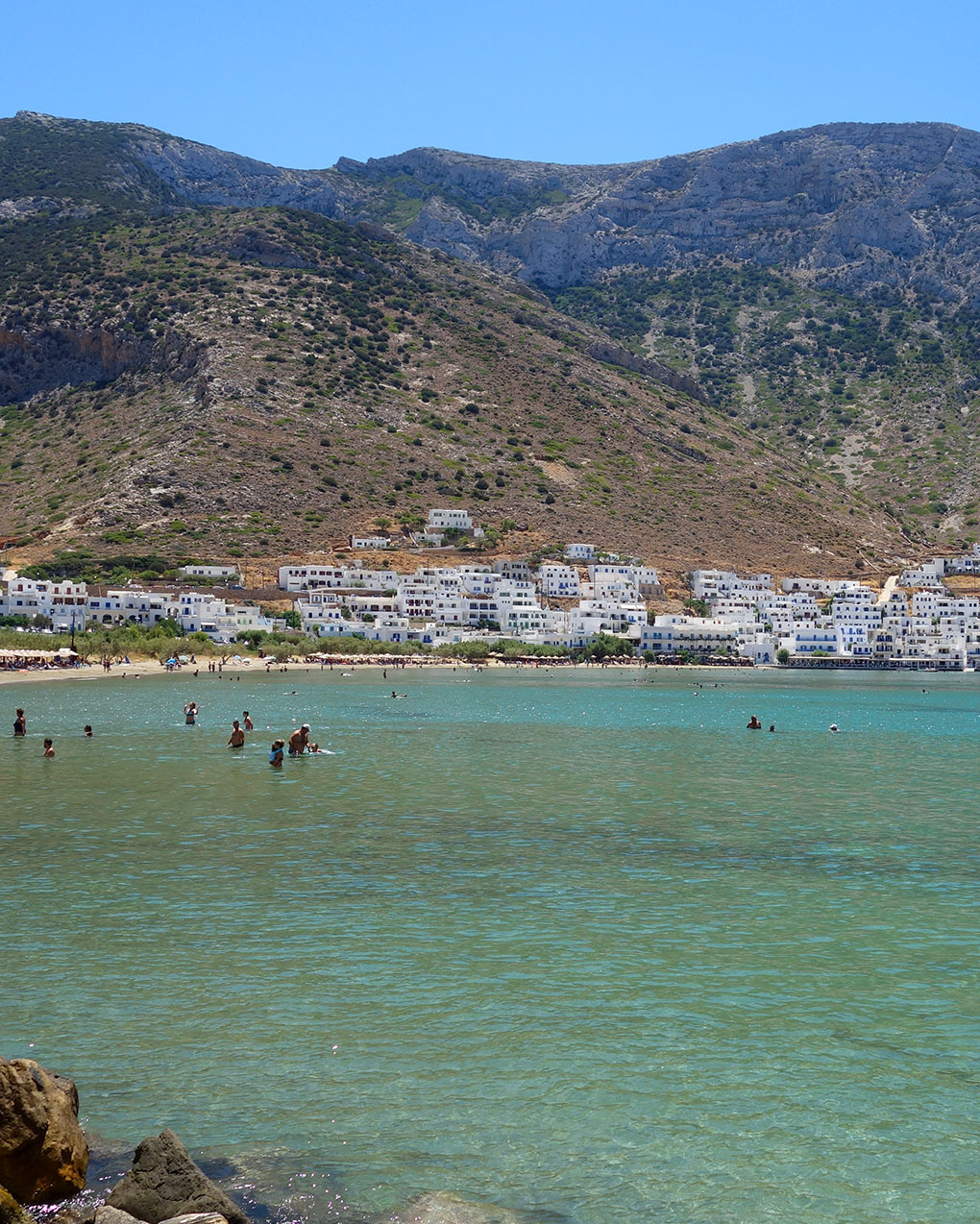 Αμμώδης παραλία Καμαρών στη Σίφνο – ιδανική για οικογένειες και χαλαρές διακοπές κοντά στη θάλασσα