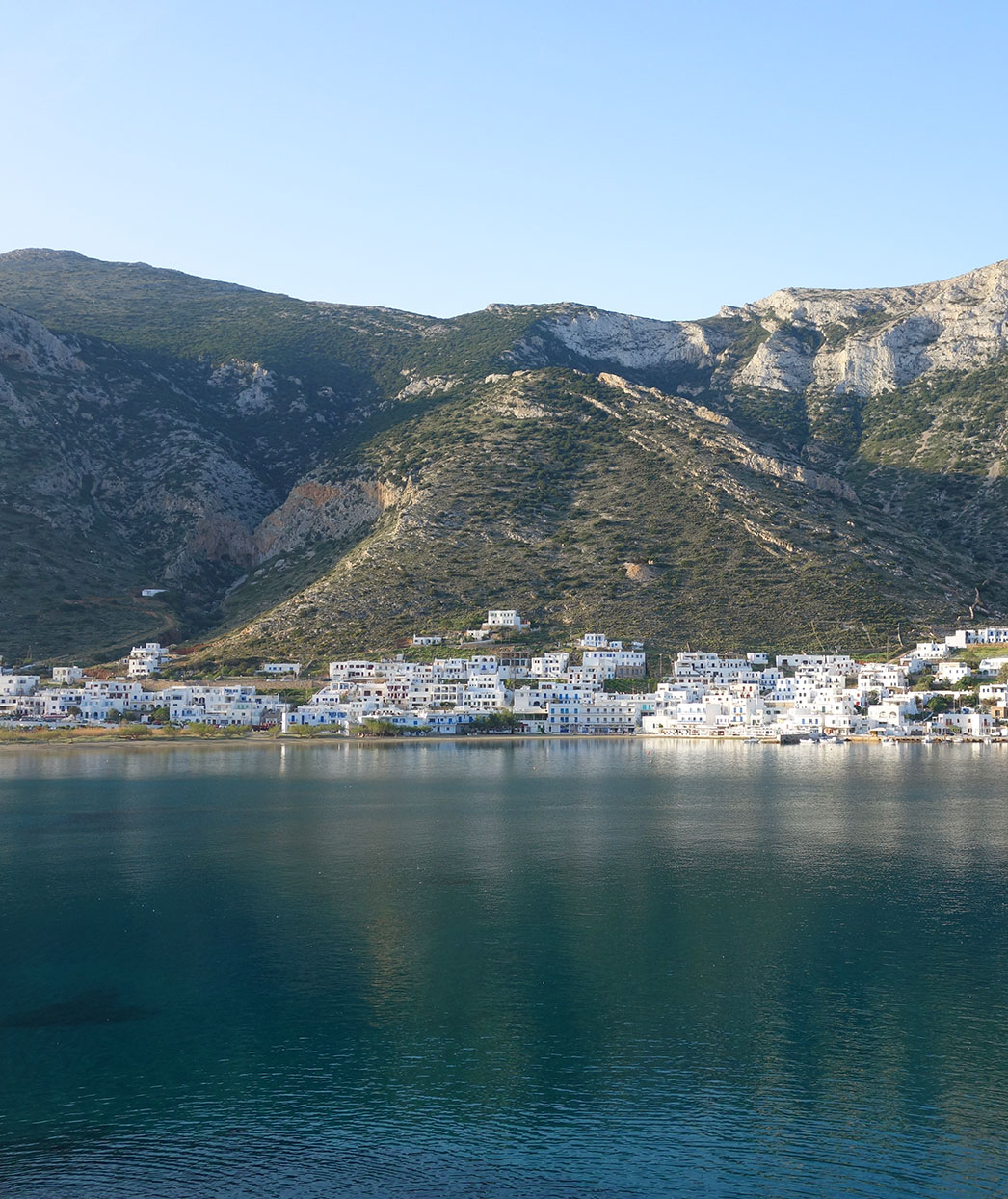 Πανοραμική θέα στον οικισμό Καμαρών Σίφνου και τον κόλπο – διαμονή στις Καμάρες κοντά στο λιμάνι